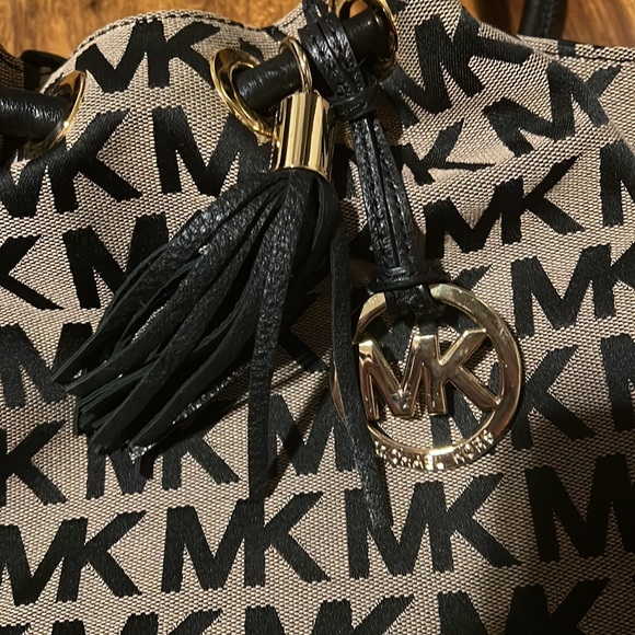 221. NWOT-Michael Kors Awesome Bag - Picture 8 of 11